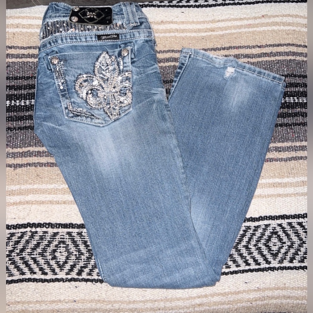 Miss Me Jeans 
- JE5687BR | Boot
- Size 27
- Inseam: 31
- Light to medium wash